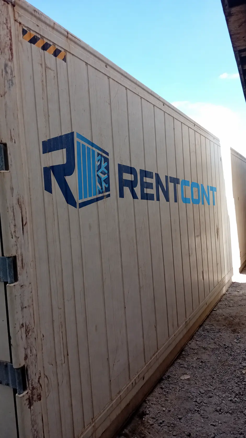 Rentcont logolu reefer konteyner yan görünümü